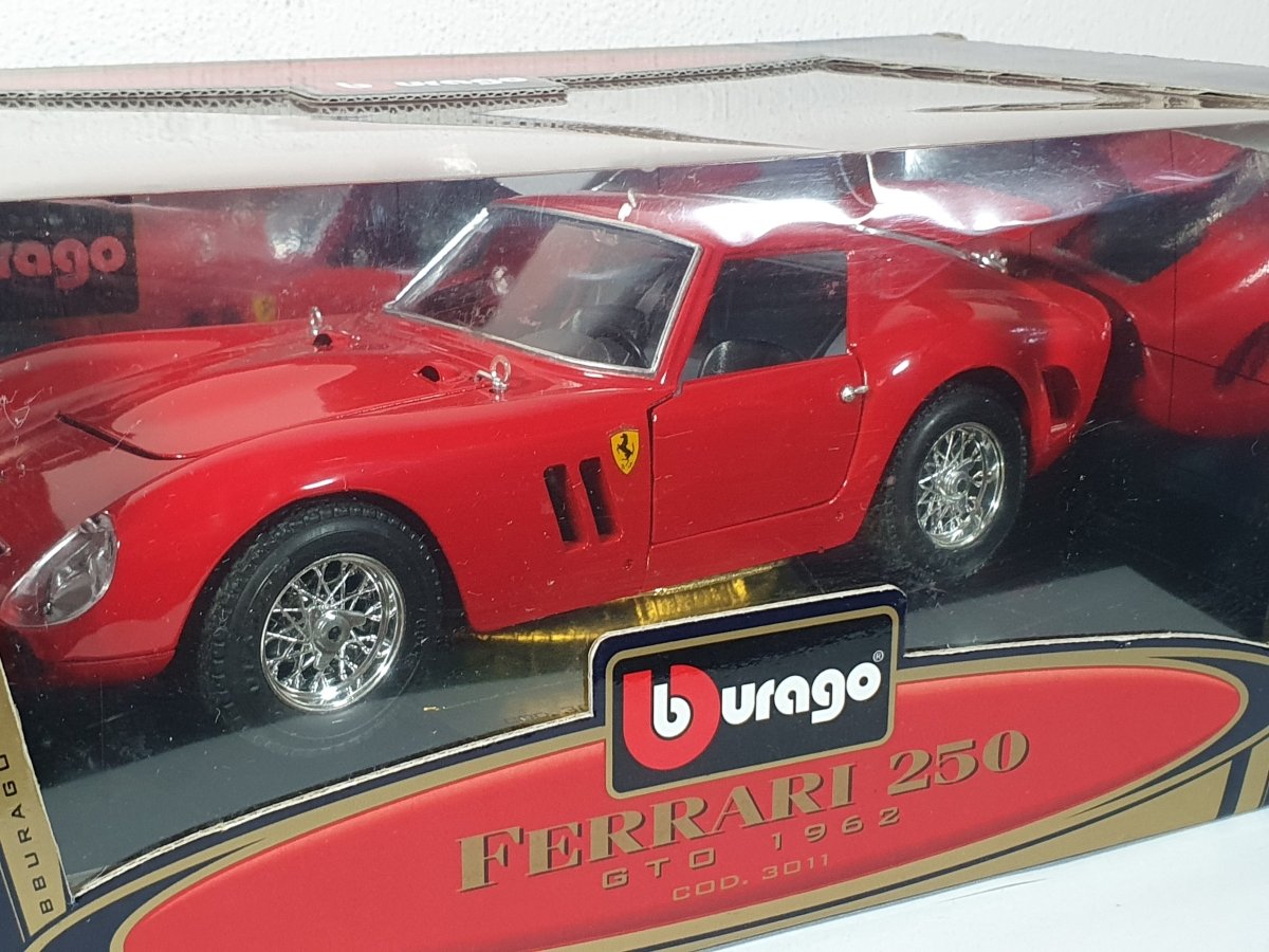 Ferrari 250 GTO Burago 1/18 Rosso 1961 - RikiToys - Burago