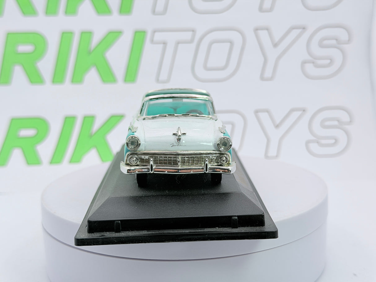 Ford Crown Victoria Road Legend 1/43 Bianco