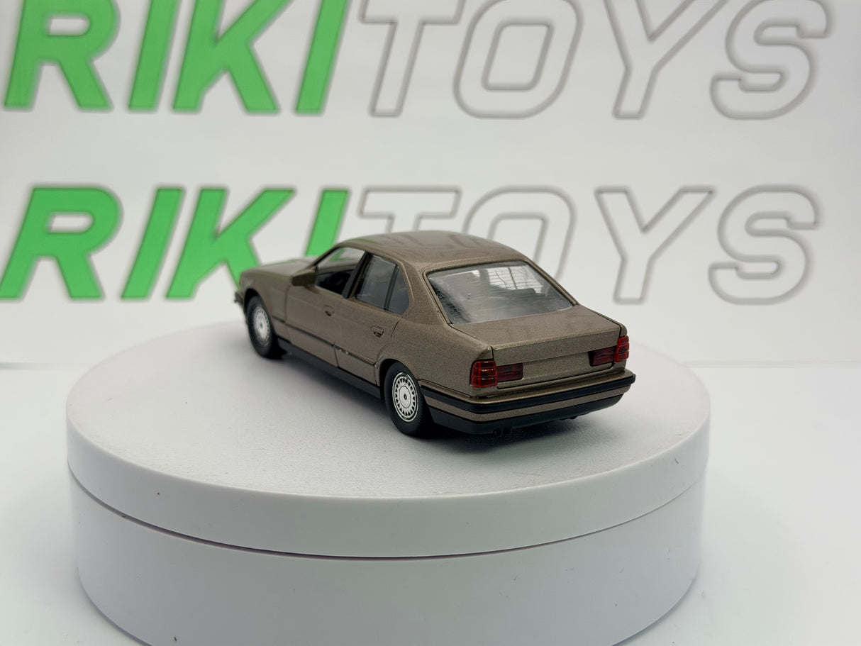 BMW 535i E 34 Schabak 1/43 Oro 1988