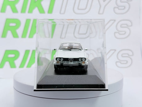 Alfa Romeo Alfetta GTV Maxichamps 1/43 Bianco 1976 - RikiToys - Maxichamps
